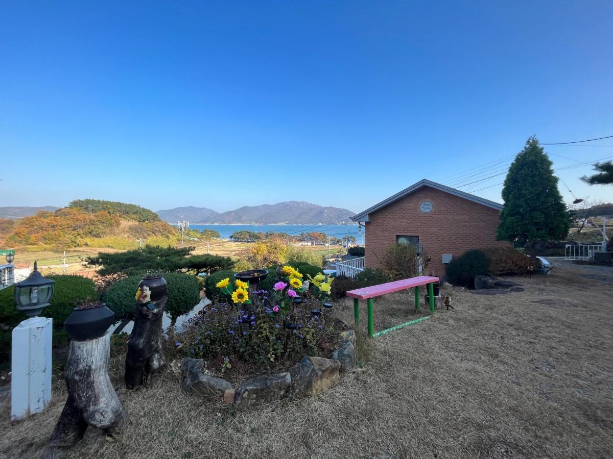 Artist And Flower Pension Namhae Exterior foto