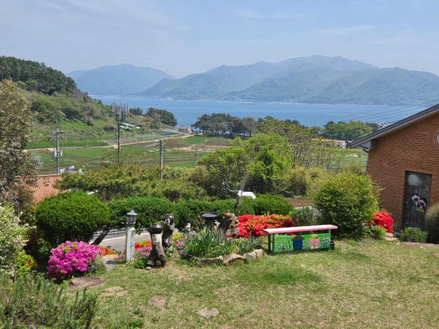 Artist And Flower Pension Namhae Exterior foto